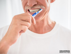<b>杏耀注册,刷牙——延缓老年痴呆症</b>