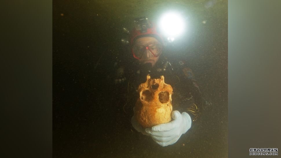 杏耀苹果APP 墨西哥洞穴中发现的一具9900年历史的可怕毁容妇女骨架
