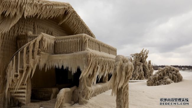 杏耀登录地址“欢迎来到纳尼亚”:伊利湖附近冰冻的房屋是一幅可怕的景象
