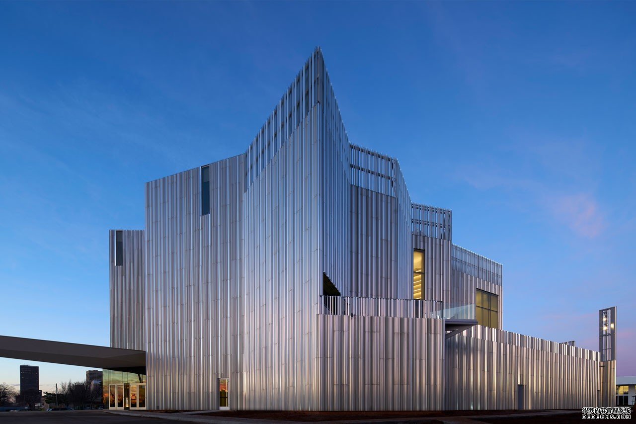 杏耀注册受不断变化的光线启发，俄克拉荷马当代艺术中心开放
