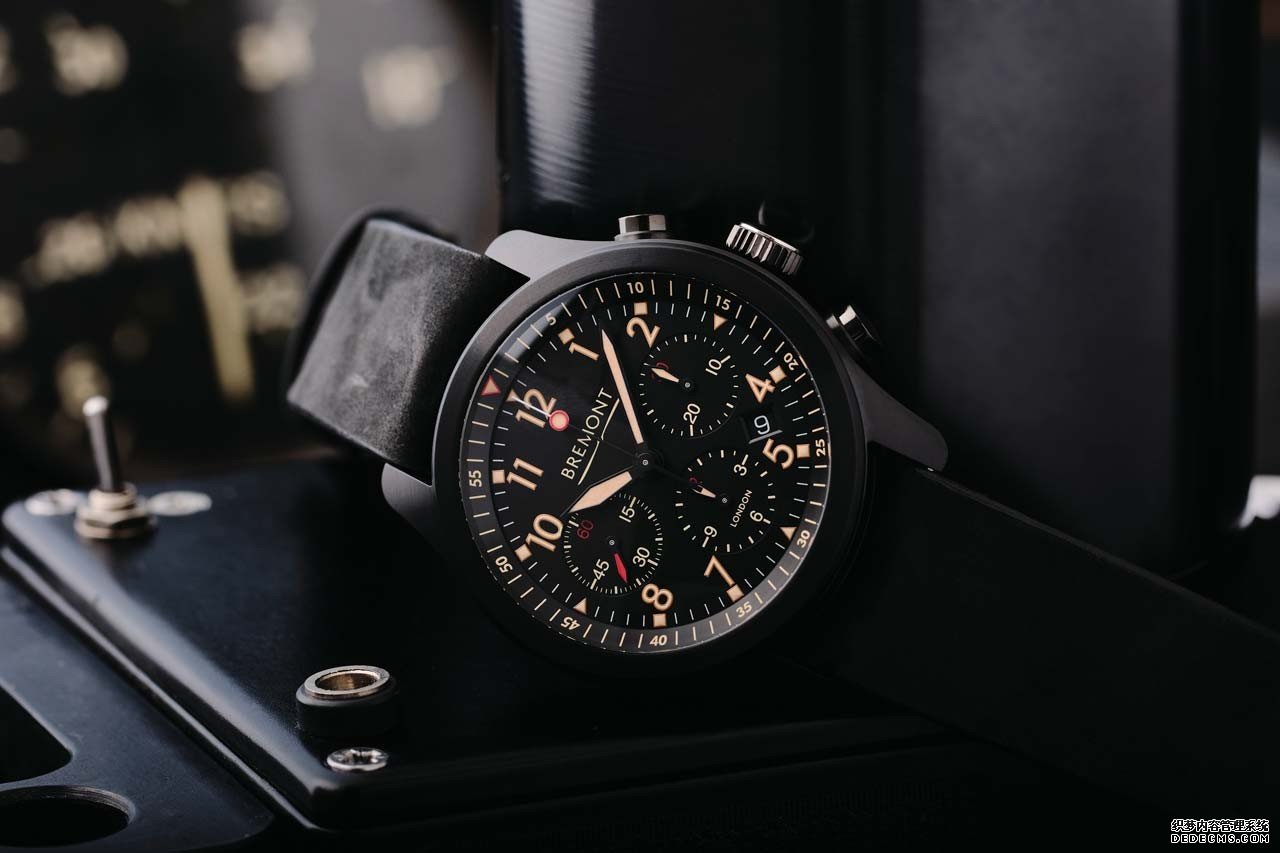杏耀挂机布雷蒙特发布了平滑的ALT1-P2喷气式飞机飞行员手表