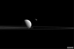 <b>土星环和两颗卫星杏耀yl注册在绚丽的NASA中闪耀</b>