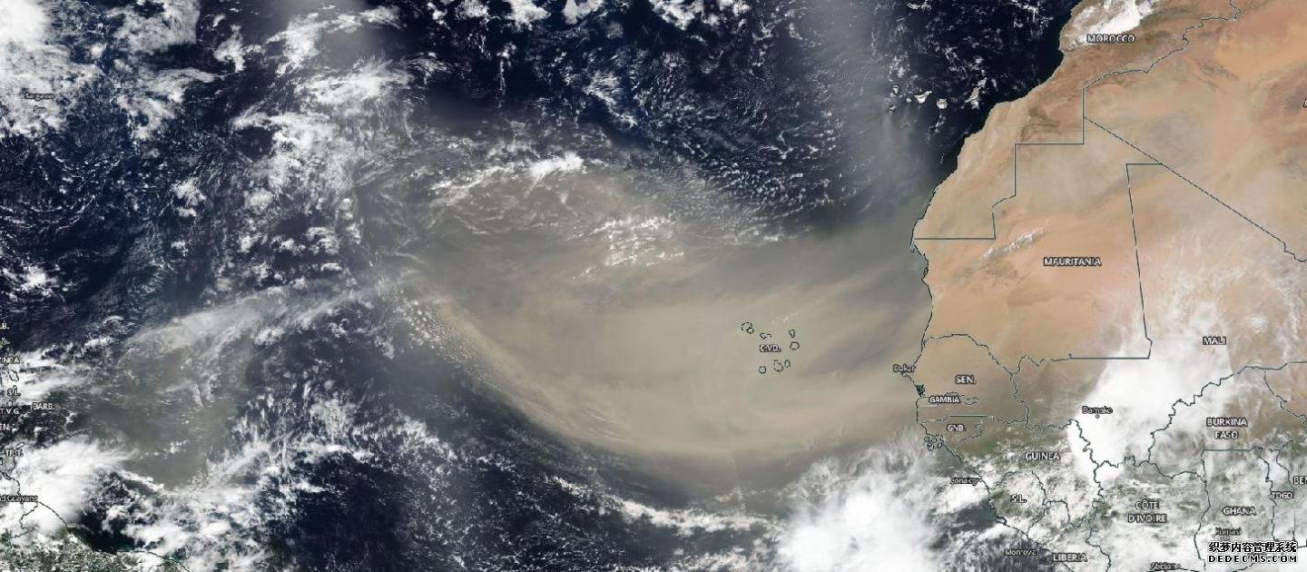 美国宇航局观察到大西洋上杏耀平台空的撒哈拉大沙尘柱