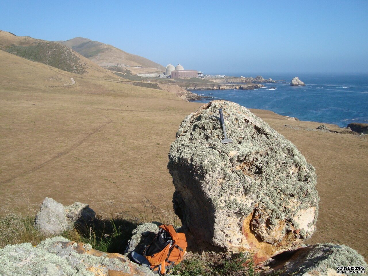 地震预报线索杏耀被发现在奇怪的不稳定的平衡岩石