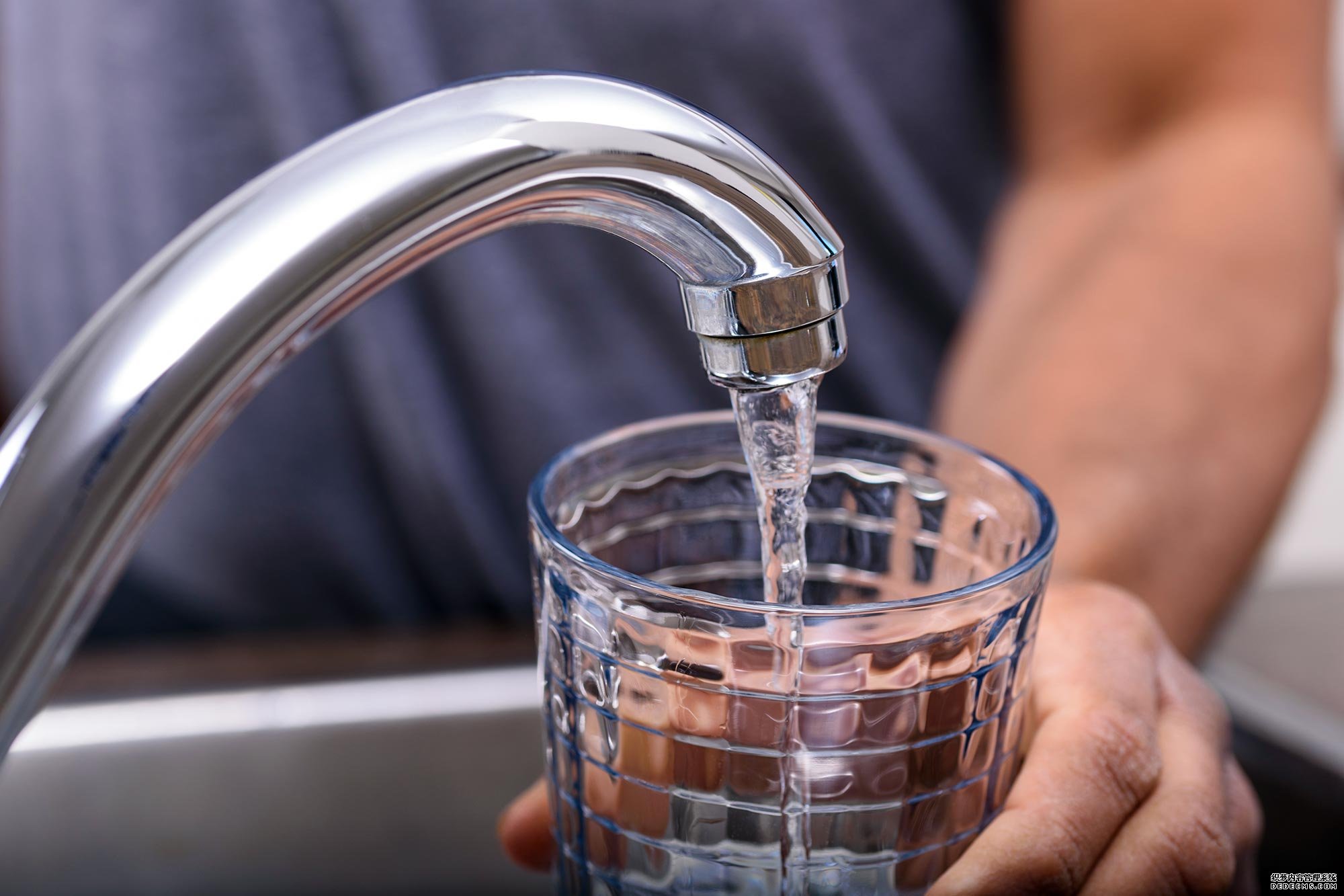 饮用水是人杏耀的信誉类饮食中微塑料的重要来源