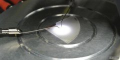 <b>发出冷杏耀代理热白光的光电装置</b>