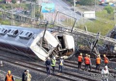 <b>2号站韩国一载有275名乘客列车发生脱轨事故 致约</b>