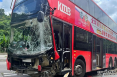 <b>2号站代理大埔九巴失控撞壆毀燈柱車頭凹陷 涉事</b>