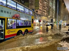 <b>世紀暴雨｜上環銅鑼灣兩老翁先後墮海 皆送院搶</b>