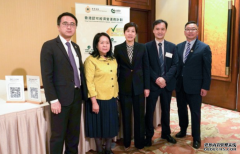 <b>出席商界午宴 何珮珊與400位來自30個國家商界代</b>