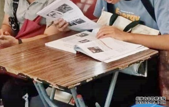 補習室車卡？ 青年港鐵車廂開摺枱溫書 網民轟自私：沐鸣登录似廟街檔口｜Juicy叮