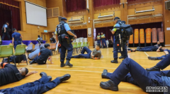 <b>200警參與反恐演習 模擬有人持刀闖校園縱火 逾</b>